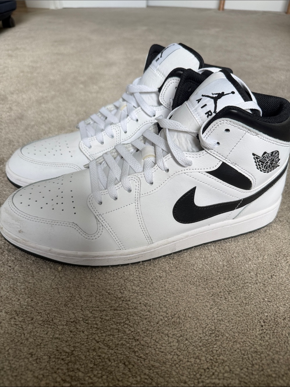 Mike Air Jordan 1 Mid Shoe in Reverse Panda